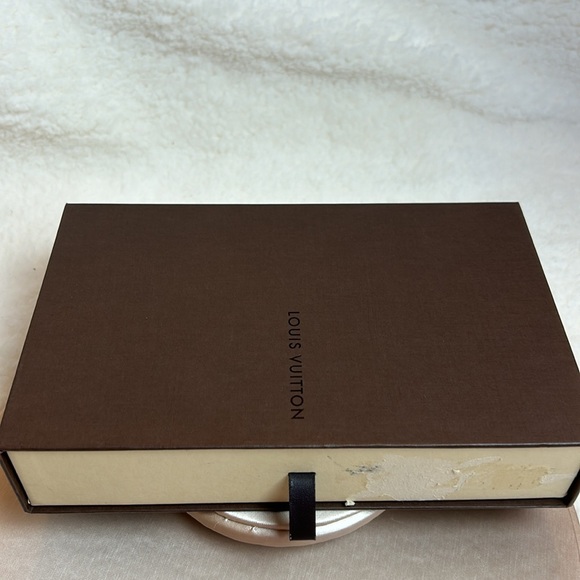 Louis Vuitton Wallet. Comes with a dust bag and a beautiful box. 2 - Picture 14 of 14